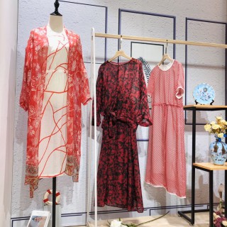 遇见天&嗮谷场品牌折扣专柜尾货女装批发市场 广州轩韵女装