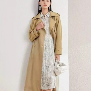 黑色西装怎么搭配才不老土？春季职场穿风衣可以吗