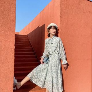 碎花连衣裙的三种穿搭 春季浪漫怎么穿出来