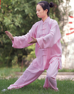 广场舞最抢眼的风景线太极服