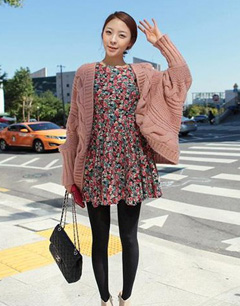 搭配风格：毛衣外套搭配连衣裙