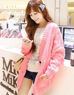 搭配风格：毛衣外套搭配短裤裙装