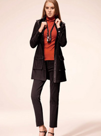 黑色衣服搭配：黑色风衣