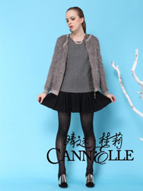 黑色衣服搭配：黑色裙子