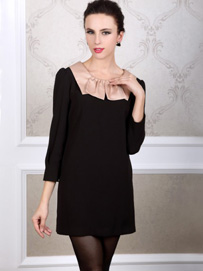 黑色衣服搭配：黑色连衣裙