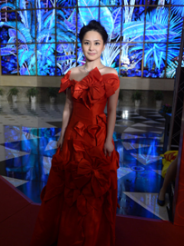 露肩装女星- 阿娇