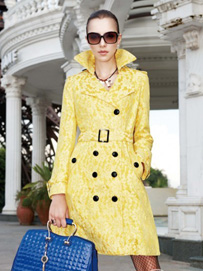 柠檬黄双排扣风衣活力十足