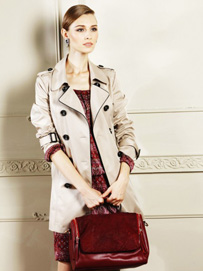 卡其色双排扣风衣经典当道