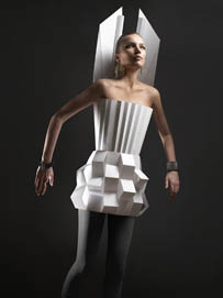 旧纸张打造创意服装