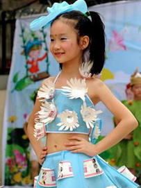 一次性纸杯变身个性服装