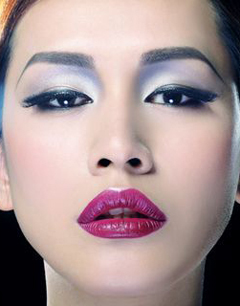 巧妙利用光亮区域加强脸部轮廓