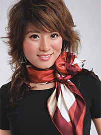 用百变丝巾打出“空姐结”