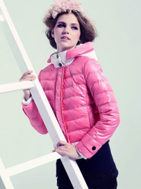 品牌女装桃红色外套搭配