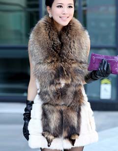 撞色皮草马甲搭配 释放女人的优雅