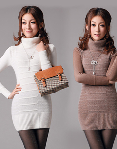 搭配方案一:高领纯色毛衣搭配香奈儿毛衣链