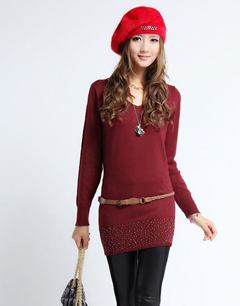 搭配方案二:枣红色低领毛衣搭配金属毛衣链