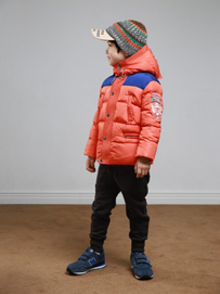 短款儿童羽绒服款式搭配