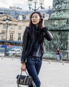 超模刘雯亲身示范皮衣外套装扮