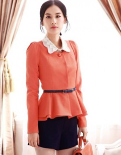 看黄圣依演绎蕾丝翻领小外套