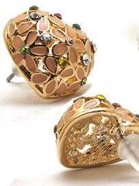 时尚耳钉的佩戴艺术