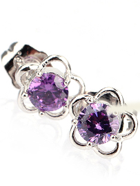 时尚耳钉的佩戴效果