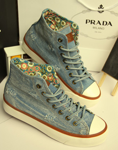 破洞牛仔鞋诠释经典丹宁精神