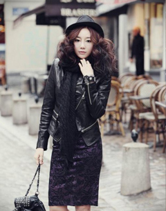 皮衣+包臀连衣裙+针织围巾