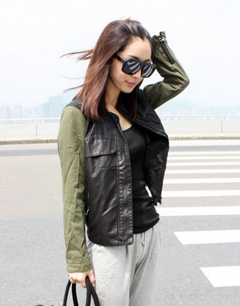 机车拼接皮衣+运动裤+太阳镜