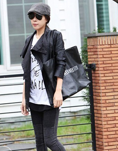 黑色皮衣外套+白色棉t+铅笔裤