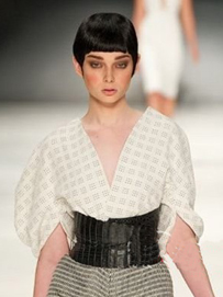 宽幅腰带搭配裙装