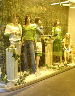 服装店橱窗设计:色彩与灯光也有“潜规则”