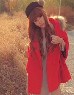 红色斗篷穿出不一样的时尚效果