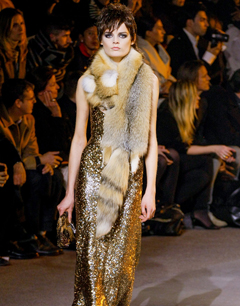 用浑厚浓郁的金色调扮出成熟高贵的形象