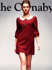 初秋季节酒红流行色当道