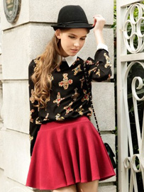 早春小短裙巧搭秀美腿