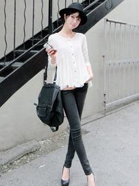 白衬衫巧搭修身牛仔裤
