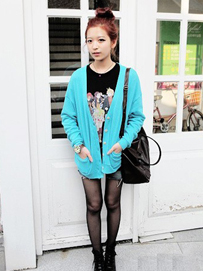 荧光色针织衫搭配T恤