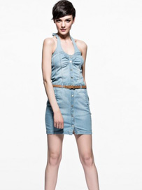 牛仔裙吸睛搭配之大牌经典