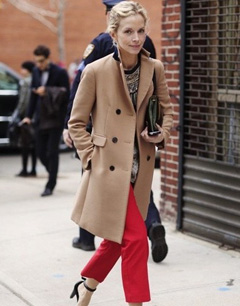 驼色大衣加点小心思 对比色冬季出街