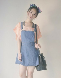 最新背带牛仔裙款式与清新邂逅