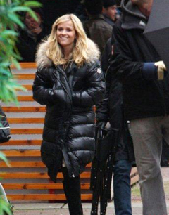 长款羽绒服巧搭配 既保暖又美丽