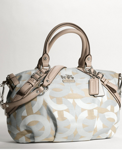 Coach独特皮革魅力深受青睐