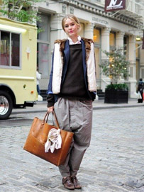 把七零八落的物品塞进大包