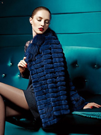 宝蓝色上衣款式搭配