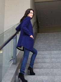 宝蓝色上衣款式搭配