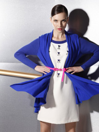 宝蓝色上衣款式搭配