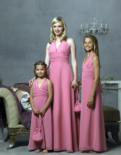 红色婚纱礼服：伴娘礼服的挑选