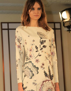 巧借中国元素设计时装亮相伦敦时装周