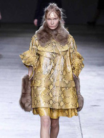 西蒙娜•罗莎头上那抹金色