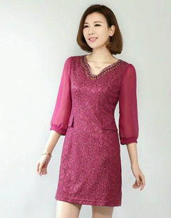 长袖v领裙 展现中年女性傲人事业线